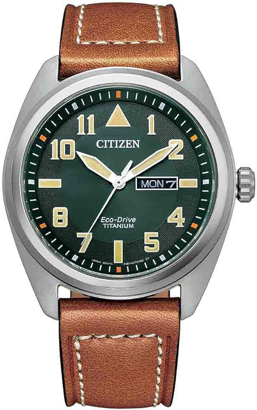 Die solarbetriebene Designer Uhr Citizen Eco-Drive BM8560-11X für Herren mit Super Titanium™ und mittelbraunem Lederarmband