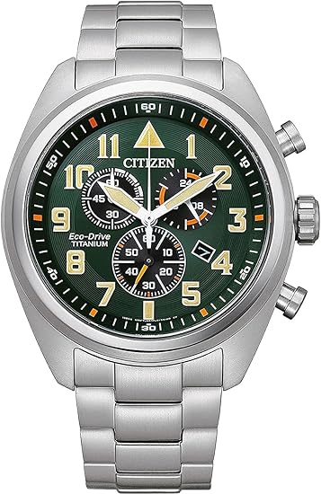 Die solarbetriebene Designer Uhr Citizen Eco-Drive Titan AT2480-81X für Herren mit grünem Zifferblatt