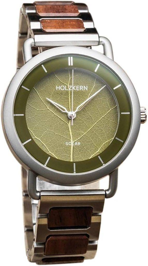 Die solarbetriebene Designer Uhr Holzkern Lauri Walnuss für Herren mit olivgrünem Zifferblatt